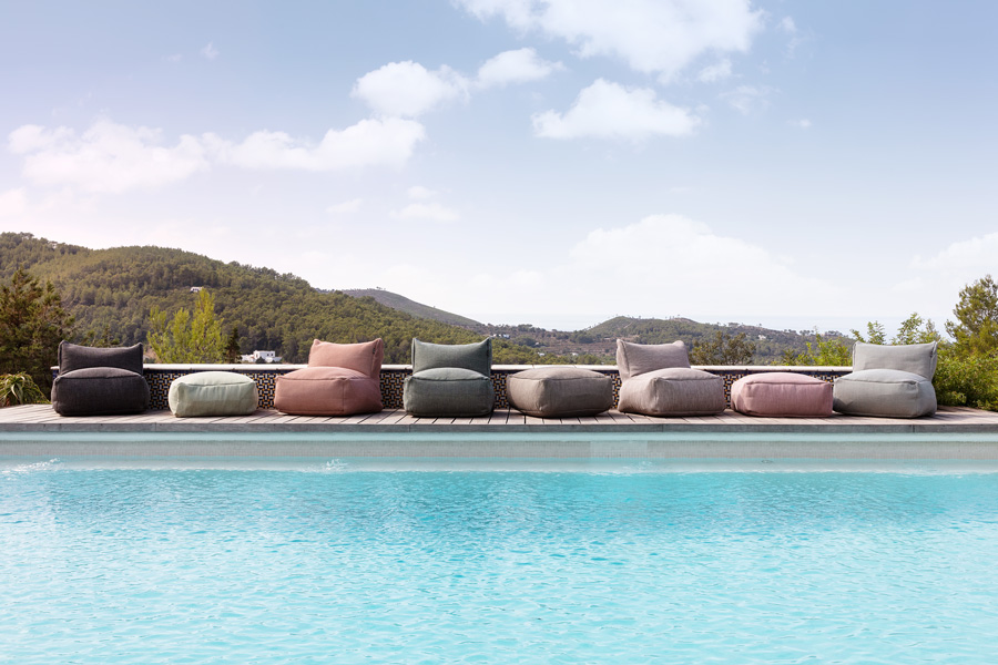 Auszeit - Wellness-Angebote - Outdoorküche. Roolf Dotty Sessel stehen am Rand eines Pools