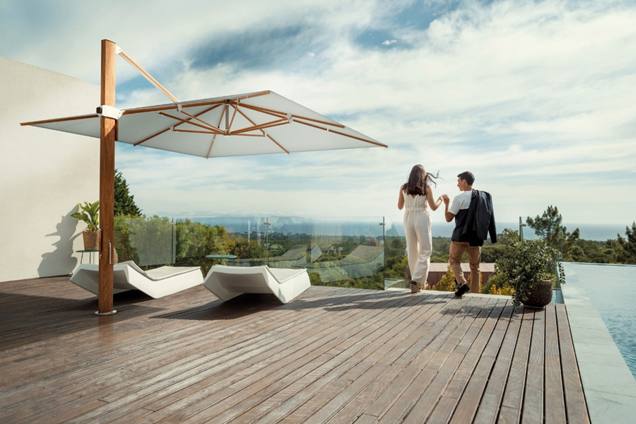 Auszeit - Wellness-Angebote - Sonnenschirme. Glatz Sonnenschirm auf Holzterrasse neben Pool